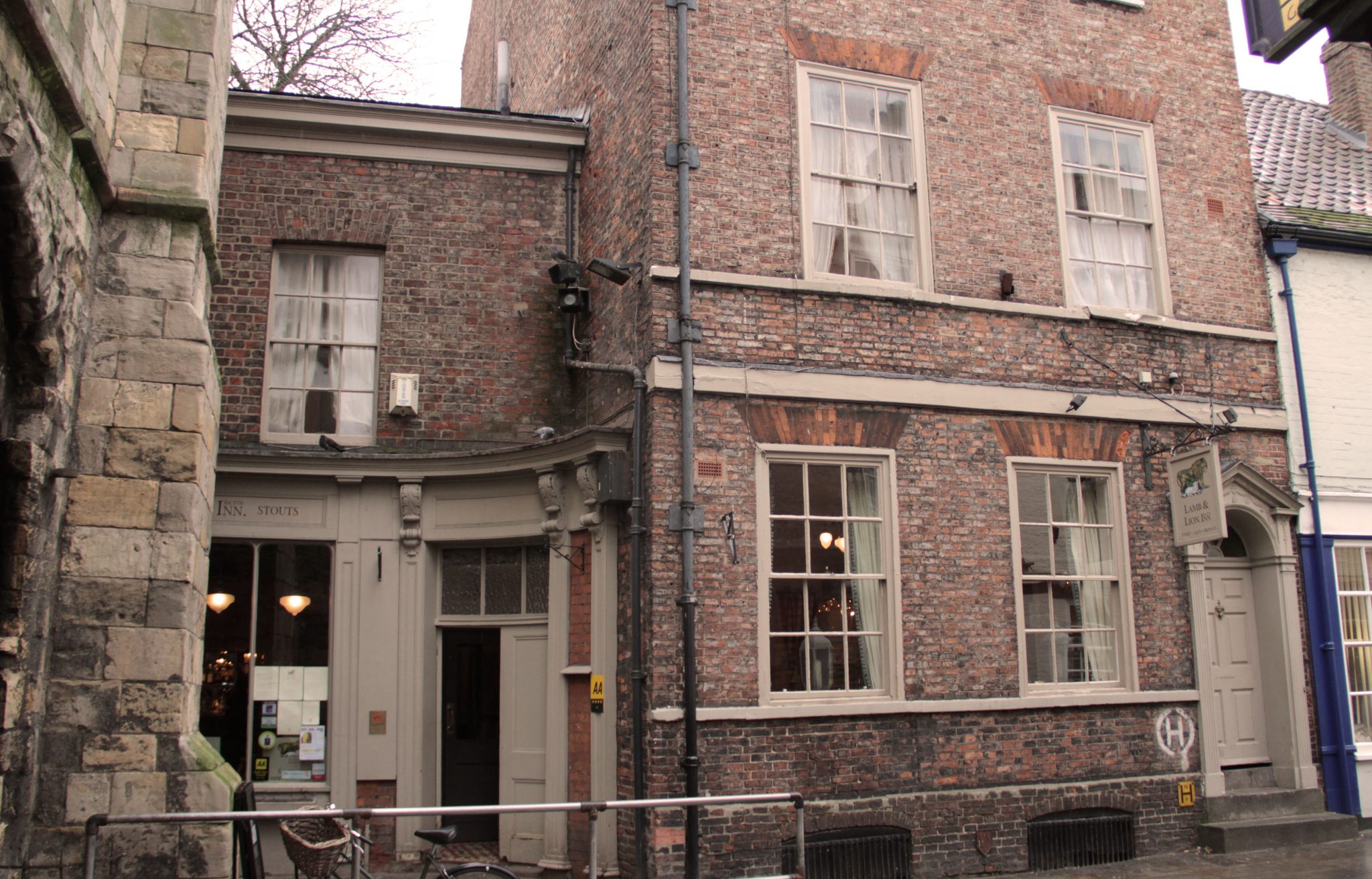 Exterior Lamb & Lion Inn