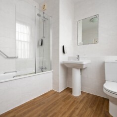 Superior Twin Room Bathroom at the Royal Hotel in Whitby.
